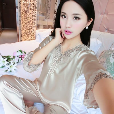 Γυναικείες μεταξωτές πιτζάμες με δαντέλα