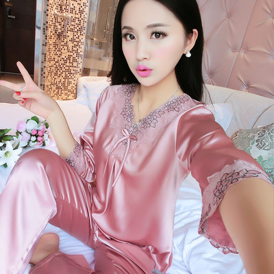 Γυναικείες μεταξωτές πιτζάμες με δαντέλα