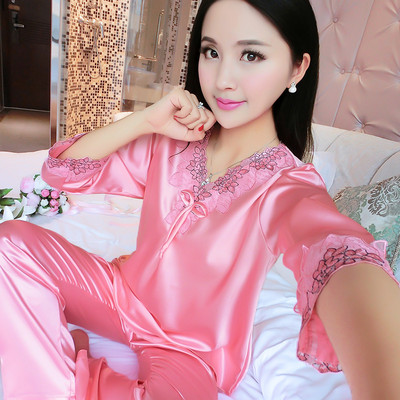 Γυναικείες μεταξωτές πιτζάμες με δαντέλα