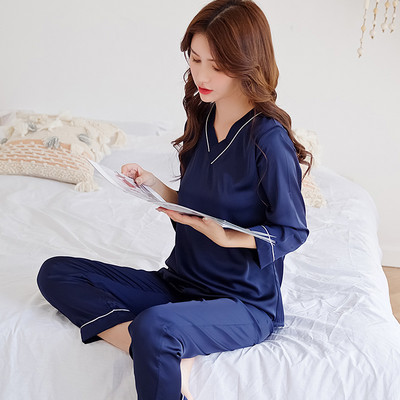 Γυναικείες μεταξωτές πιτζάμες με δαντέλα