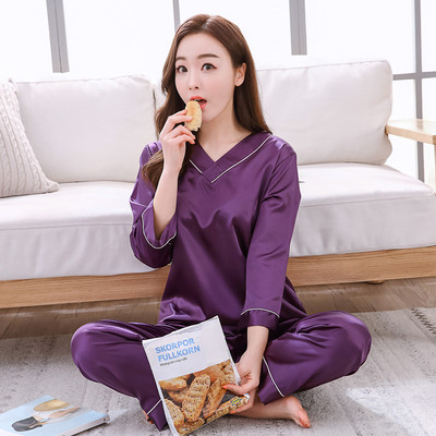 Γυναικείες μεταξωτές πιτζάμες με δαντέλα