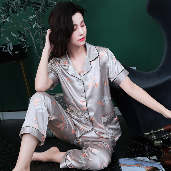 Ženska svilena pidžama iz dva dijela na gumbe