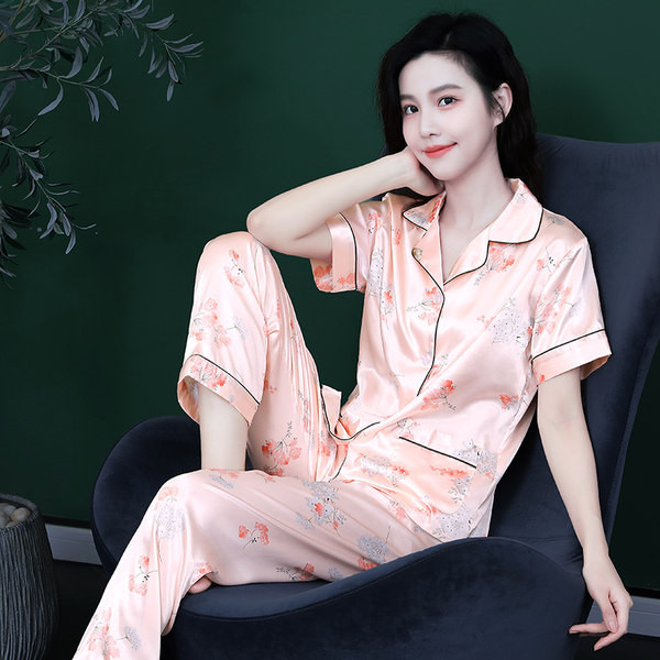 Ženska svilena pidžama iz dva dijela na gumbe