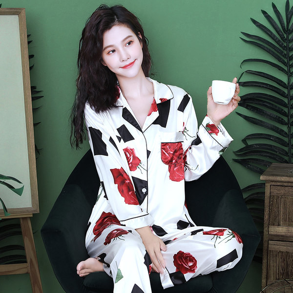 Пролетно-есенна сатенена пижама с цветен десен 