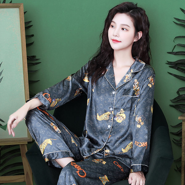 Пролетно-есенна сатенена пижама с цветен десен 