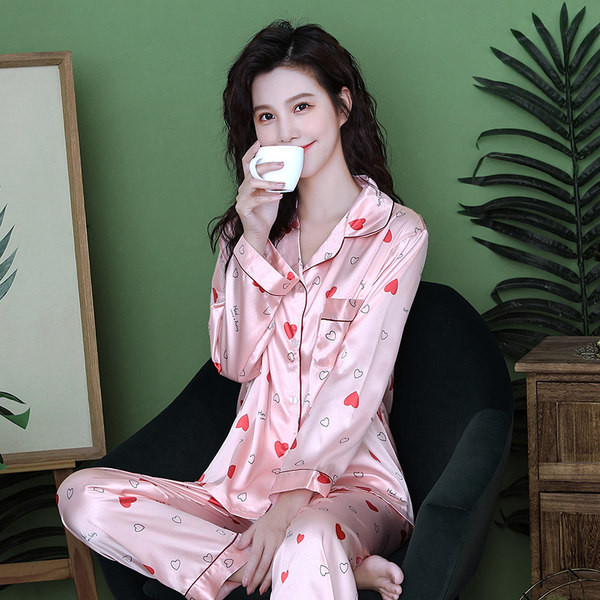 Пролетно-есенна сатенена пижама с цветен десен 