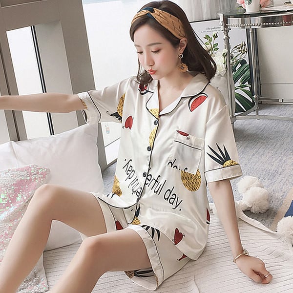 Ženska satenska pidžama s gumbima i džepovima