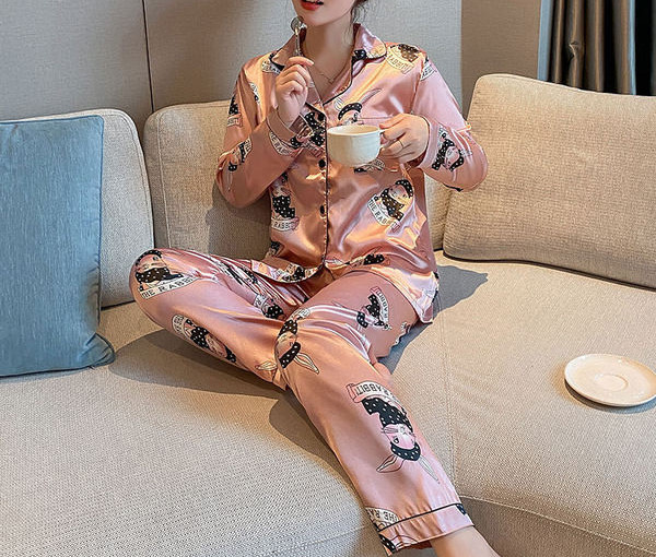 Ženska satenska pidžama sa aplikacijom u boji u više boja