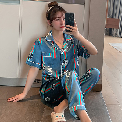 Ženska pidžama na kopčanje i kratkih rukava iz dva dijela