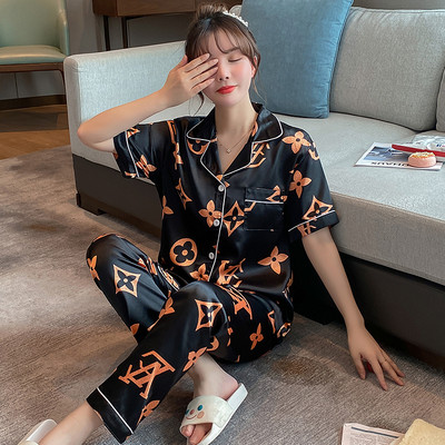 Ženska pidžama na kopčanje i kratkih rukava iz dva dijela