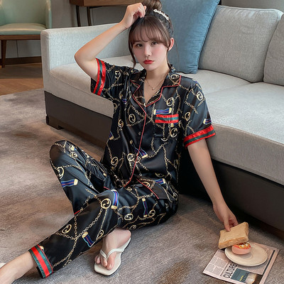 Ženska pidžama na kopčanje i kratkih rukava iz dva dijela