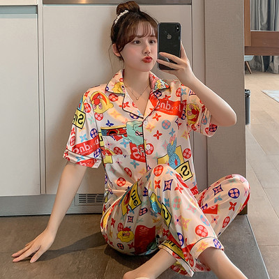 Ženska pidžama na kopčanje i kratkih rukava iz dva dijela