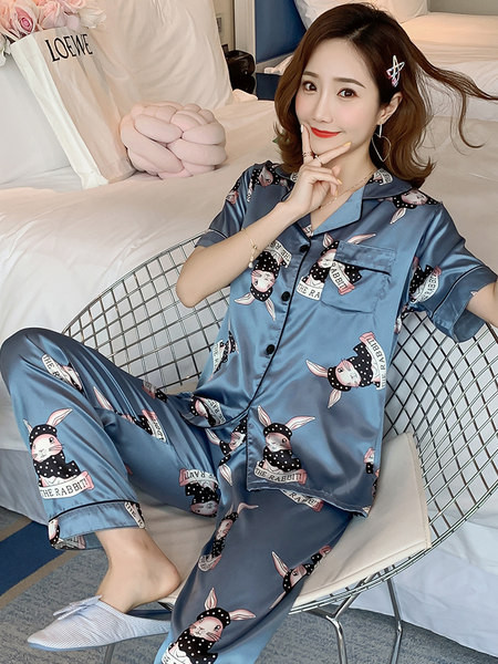 Ženska pidžama na kopčanje i kratkih rukava iz dva dijela