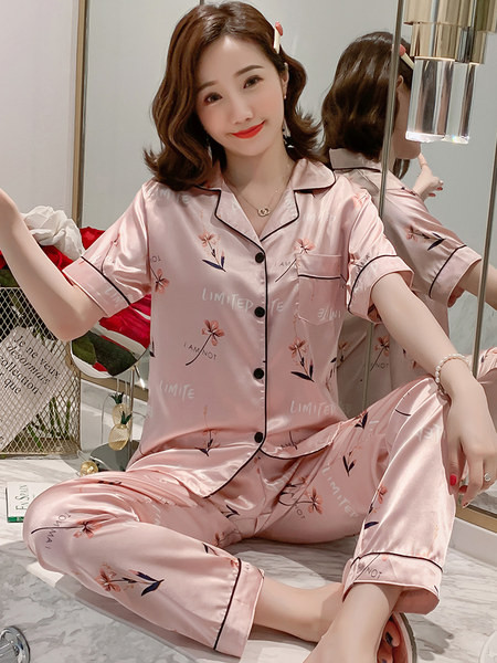 Ženska pidžama na kopčanje i kratkih rukava iz dva dijela