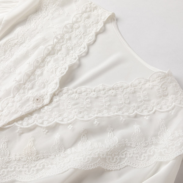 Ženska spavaćica sa špic izrezom i čipkom