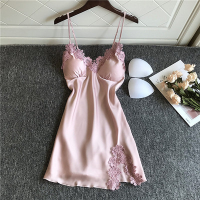 Ženska spavaćica na tanke naramenice i čipku