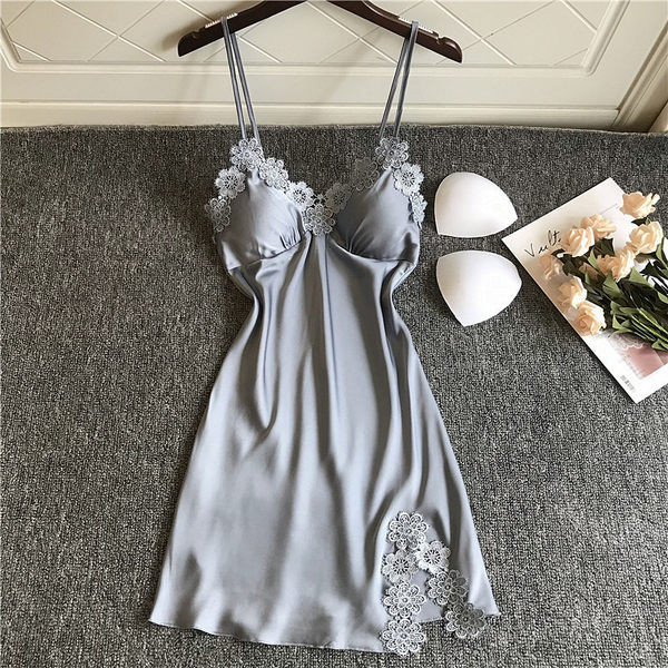 Ženska spavaćica na tanke naramenice i čipku