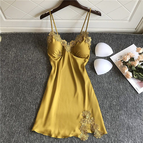 Ženska spavaćica na tanke naramenice i čipku