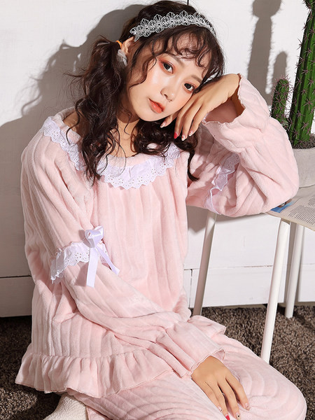 Дамски пухена пижама с дантела