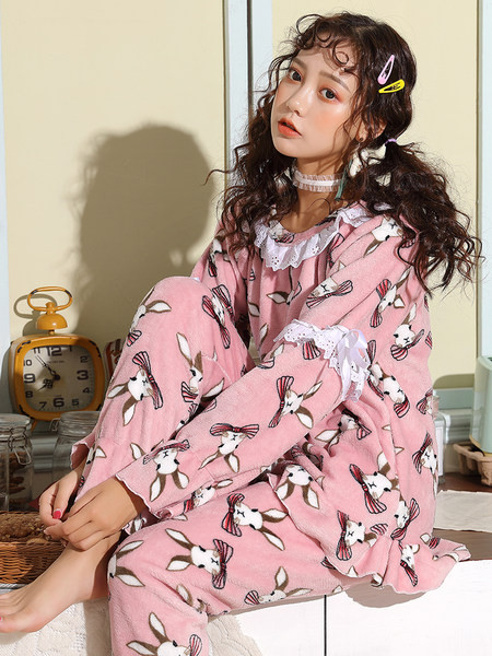 Дамски пухена пижама с дантела