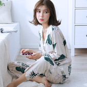 Γυναικείες πιτζάμες σε δύο μέρη με κουμπιά και εφαρμογές