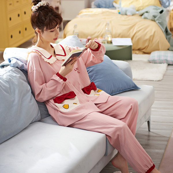 Jesenska pidžama od samtastog žerseja na kovrče