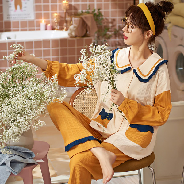 Jesenska pidžama od samtastog žerseja na kovrče