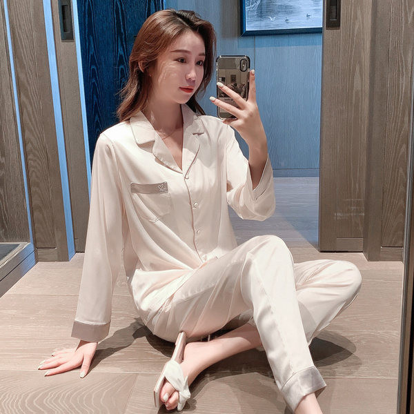 Дамска пижама от две части с дължина на горнището