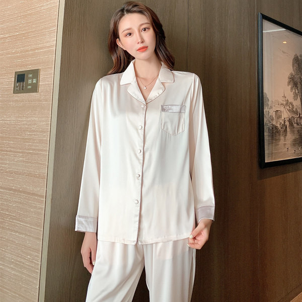 Дамска пижама от две части с дължина на горнището