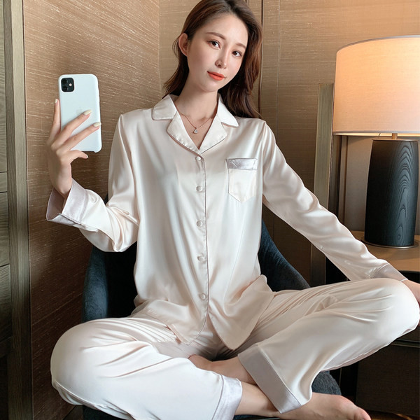 Дамска пижама от две части с дължина на горнището