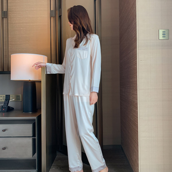 Дамска пижама от две части с дължина на горнището