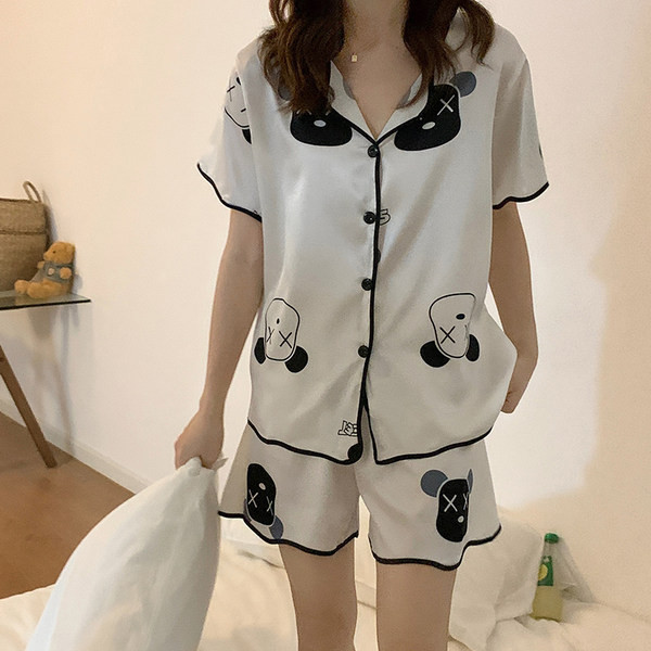 Ženska satenska ljetna pidžama s kratkim rukavima i aplikacijom