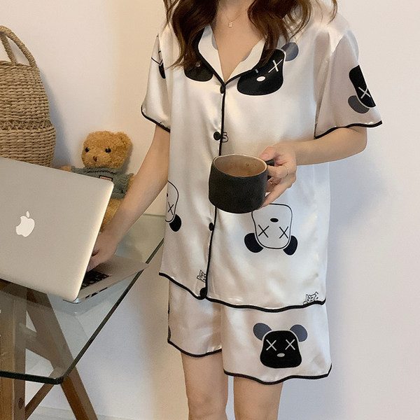 Ženska satenska ljetna pidžama s kratkim rukavima i aplikacijom