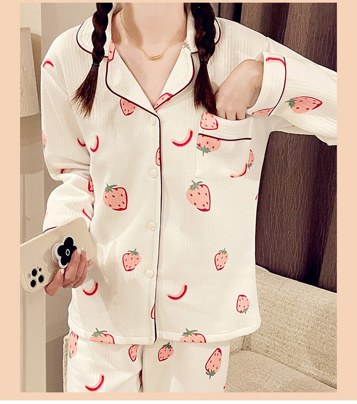 Дамска пижама с апликации и копчета