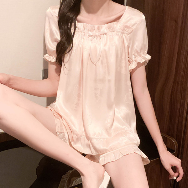 Ljetna satenska pidžama s kovrčama