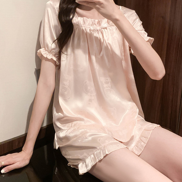 Ljetna satenska pidžama s kovrčama