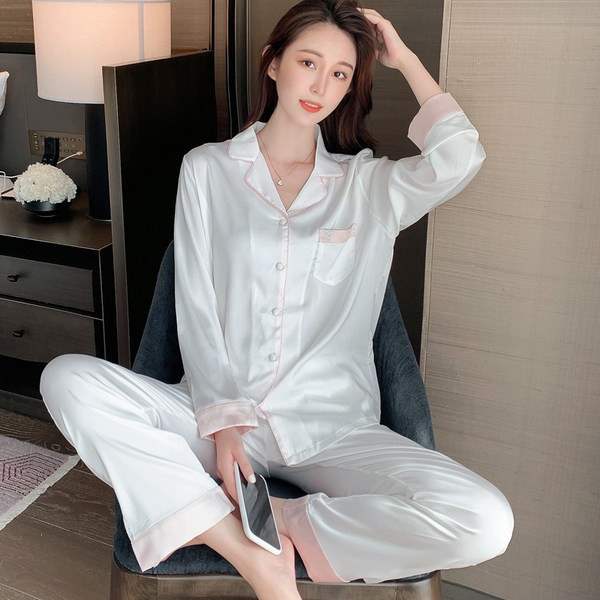 Ženska pidžama iz dva dijela sa aplikacijom na leđima