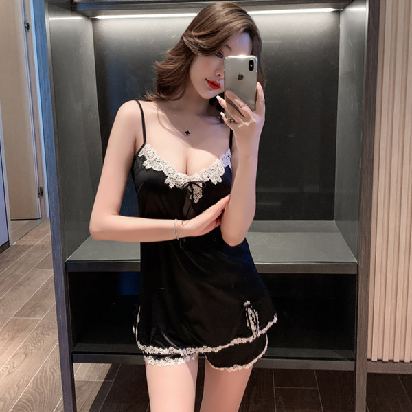 Ženska ljetna pidžama od majice na tanke naramenice i kratke hlačice