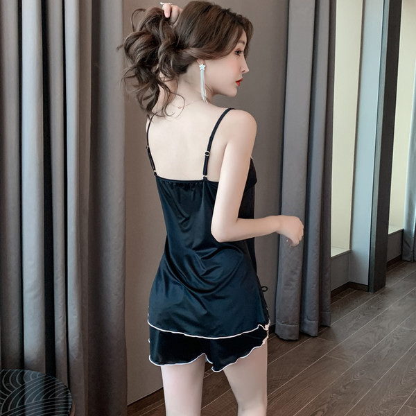 Ženska ljetna pidžama od majice na tanke naramenice i kratke hlačice