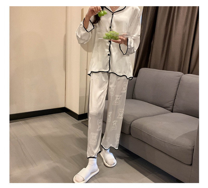 Ženska moderna satenska pidžama iz dva dijela na gumbe