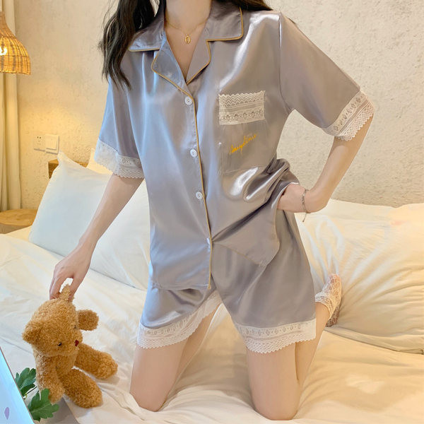 Ženska pidžama iz dva dijela - na gumbe i čipku