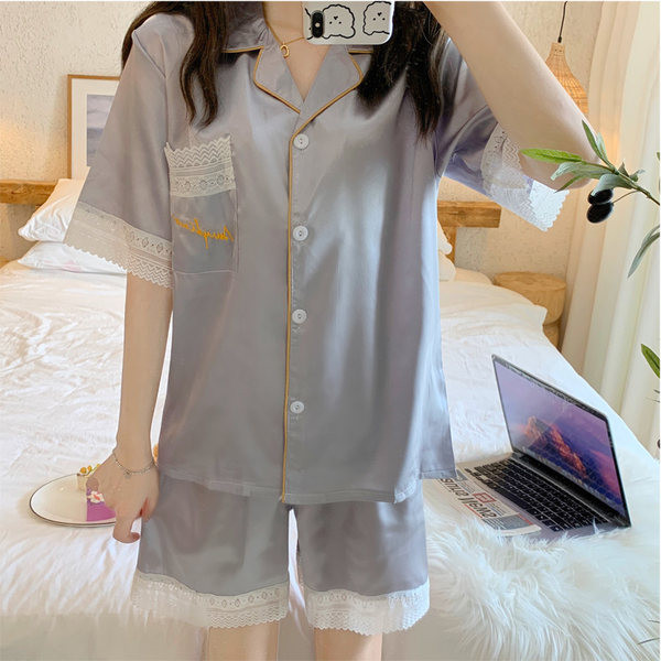 Ženska pidžama iz dva dijela - na gumbe i čipku