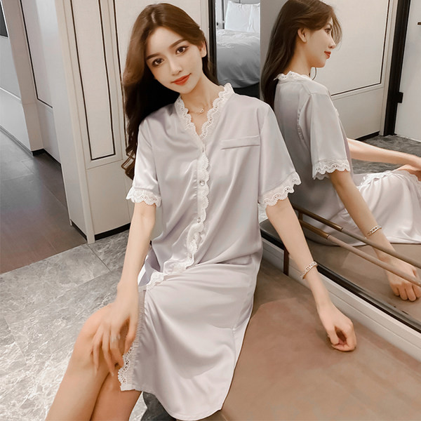 Ženska spavaćica s gumbima i čipkom