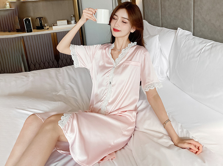 Ženska spavaćica s gumbima i čipkom