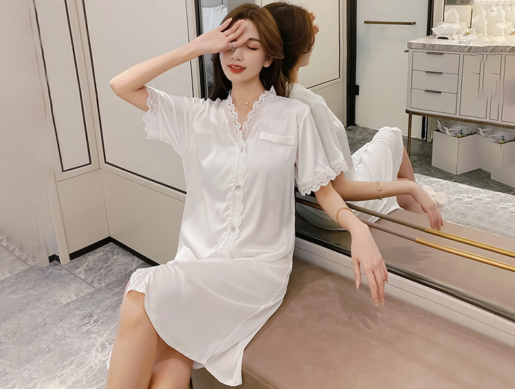 Ženska spavaćica s gumbima i čipkom