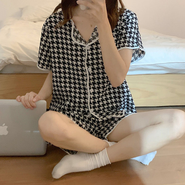 Satenska ženska pidžama iz dva dijela