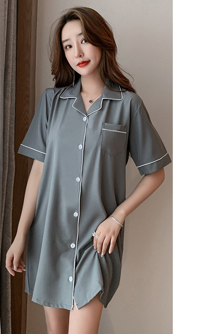 Moderna ženska spavaćica s gumbima za košulju