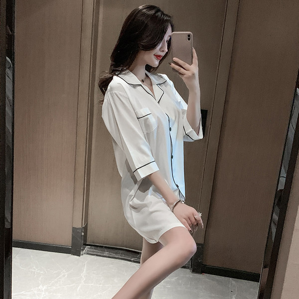 Moderna ženska spavaćica s gumbima za košulju