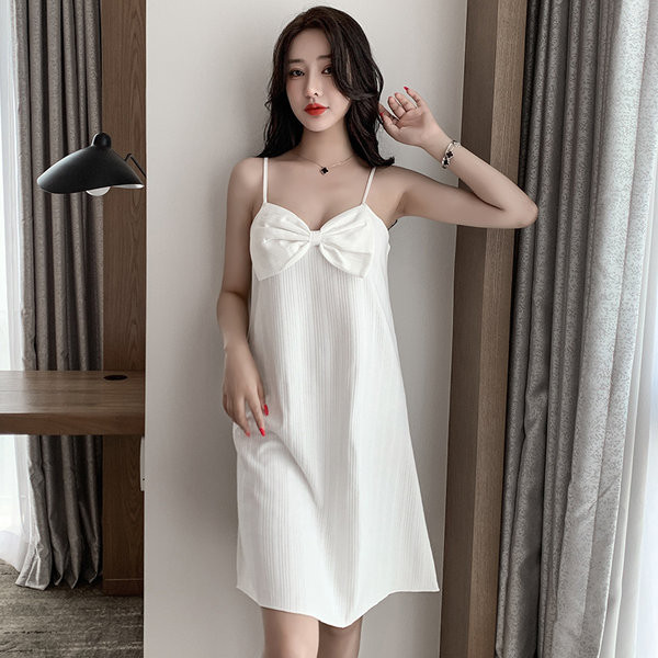 Ženska spavaćica na traku i tanke naramenice