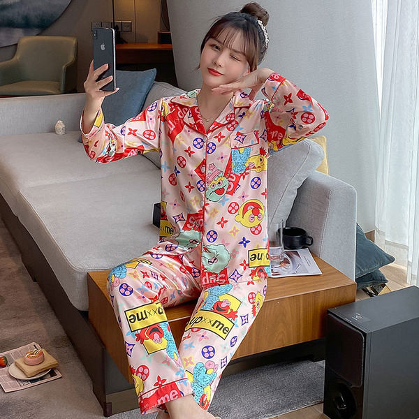 Jesenska pidžama od satena sa šarenim uzorkom